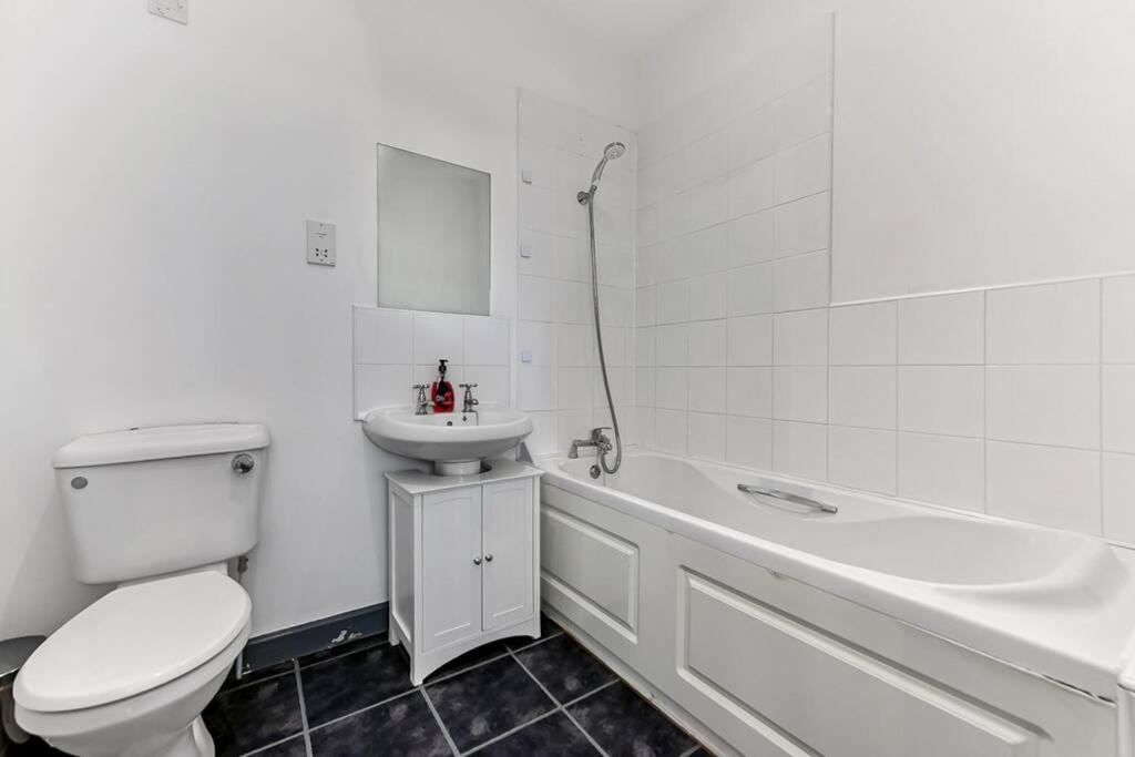 Large Group & Contractor Booking! Duplex W/Parking Milton Keynes Eksteriør bilde